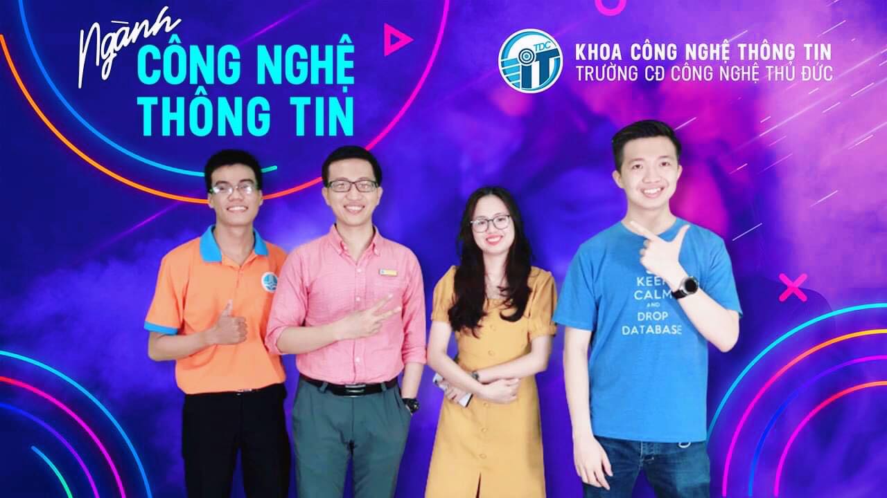 Thầy Hoàng cùng hai bạn cựu sinh viên đang chia sẽ các kinh nghiệm của mình và trả lời các câu hỏi đến các bạn sinh viên