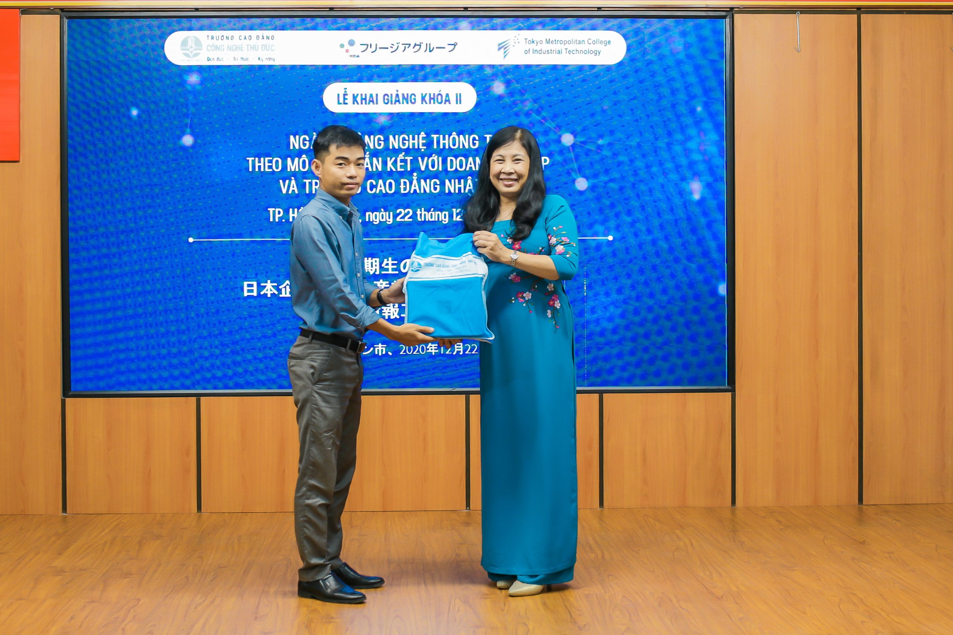 Bà Phạm Ngọc Tường trao món quà cảm ơn từ nhà trường đến tập đoàn Freesia.