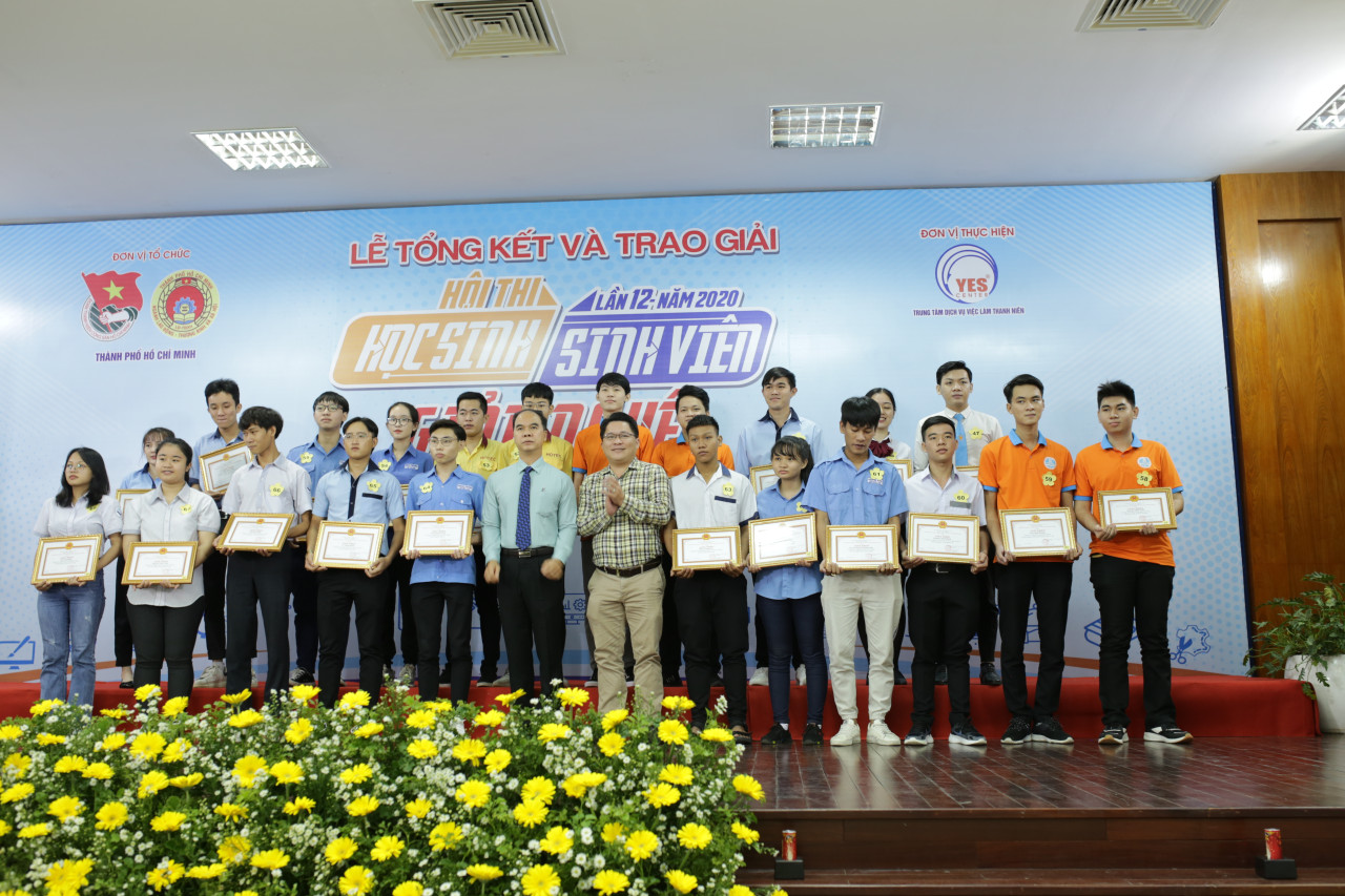 Ban tổ chức trao giấy khen cho các hssv tham gia và đoạt giải