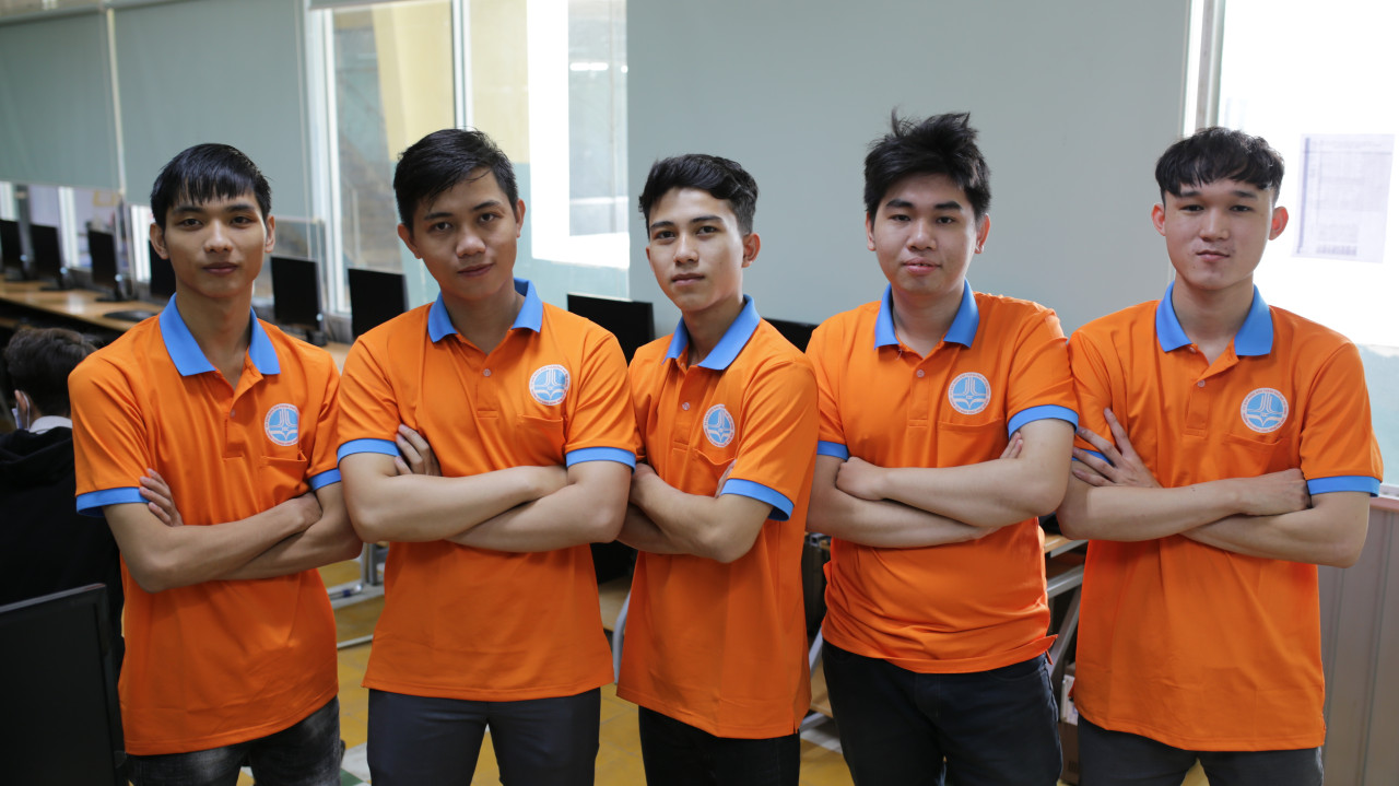 5 bạn sinh viên đại diện ngành CNTT thi HSSV Giỏi Nghề - Thiết kế website