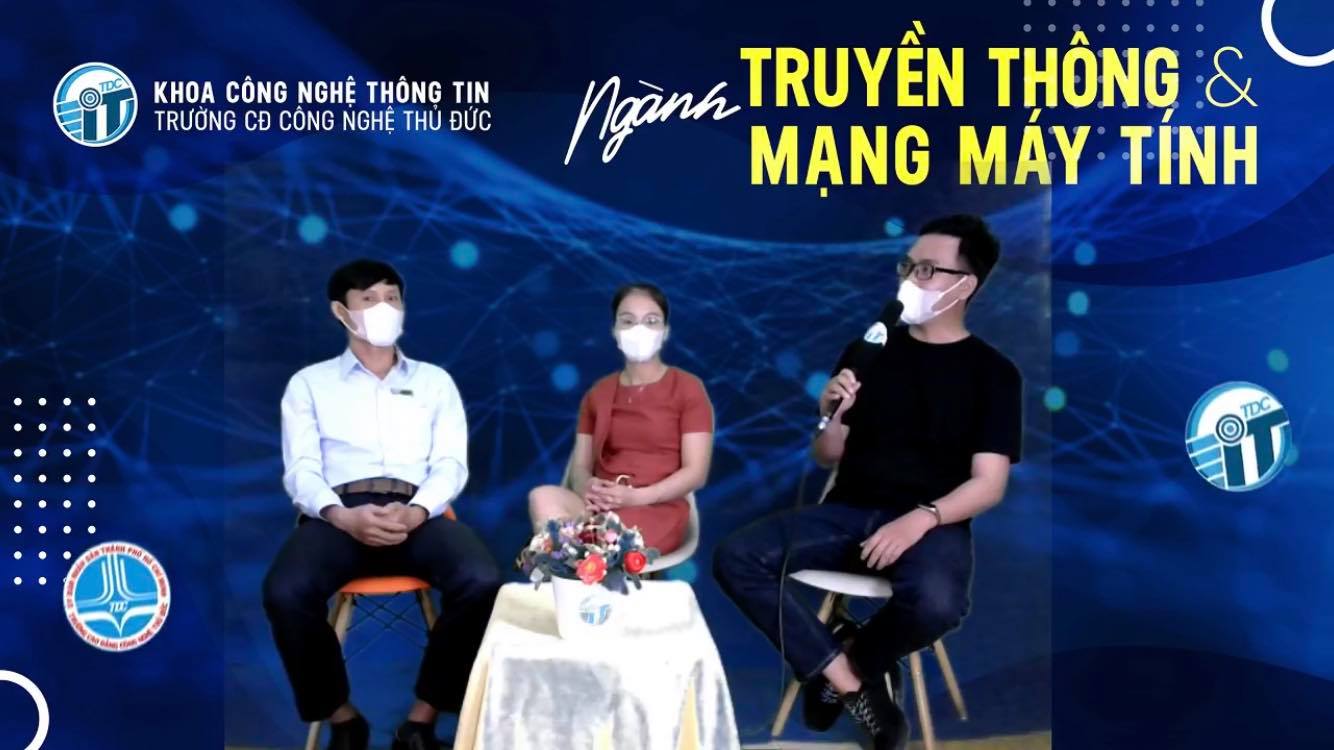 Thầy và hai bạn cựu sinh viên đang chia sẽ các kinh nghiệm