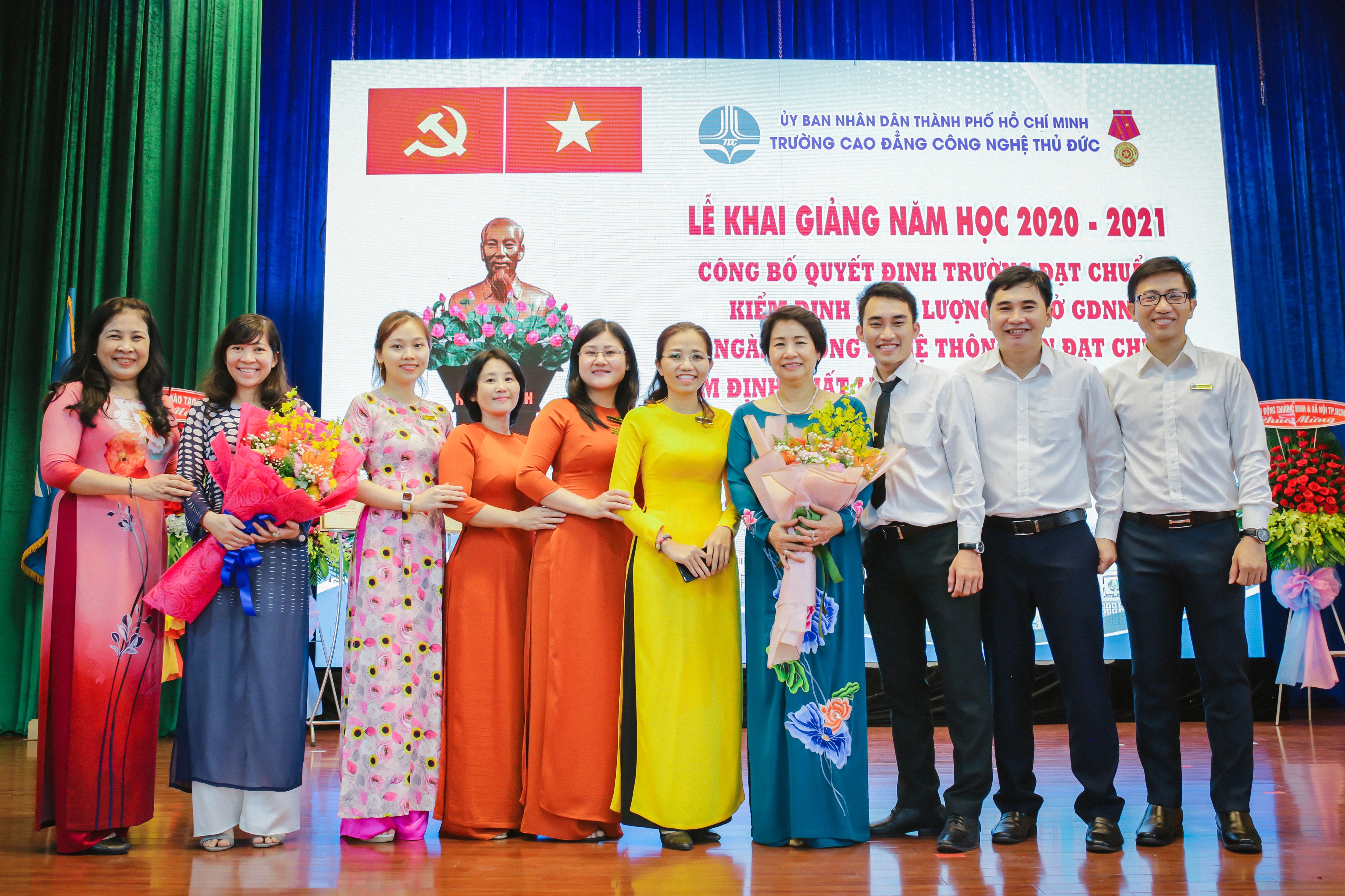 Tập thể GV-NV FIT-TDC chụp ảnh lưu niệm cùng Ban giám hiệu Nhà trường