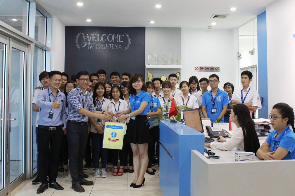 Thầy Nguyễn Huy Hoàng - Đại diện FIT-TDC gửi lời cảm ơn đến công ty DIGI-TEXX Vietnam đã hỗ trợ tổ chức chuyến tham quan