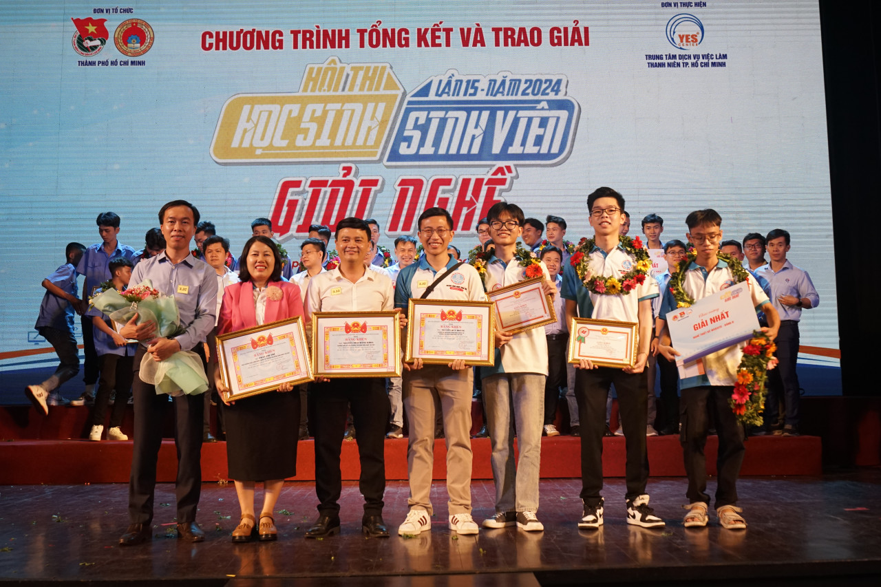 Thầy cô và sinh viên rạng rỡ trong lễ trao giải Hội thi HSSV Giỏi nghề 2024! 🎓