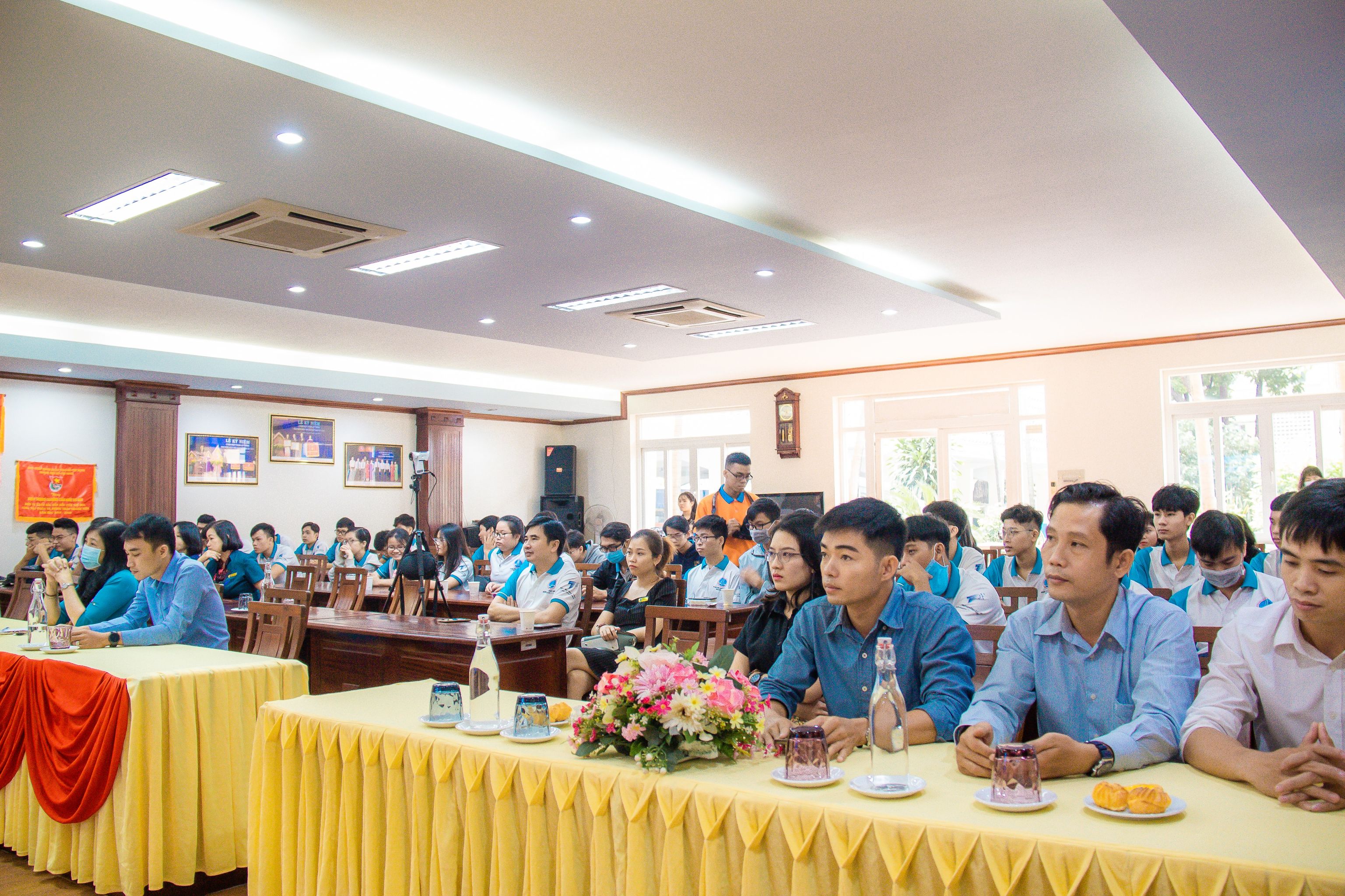 Quý đại biểu; quý vị khách quý và tập thể các sv khóa I và II