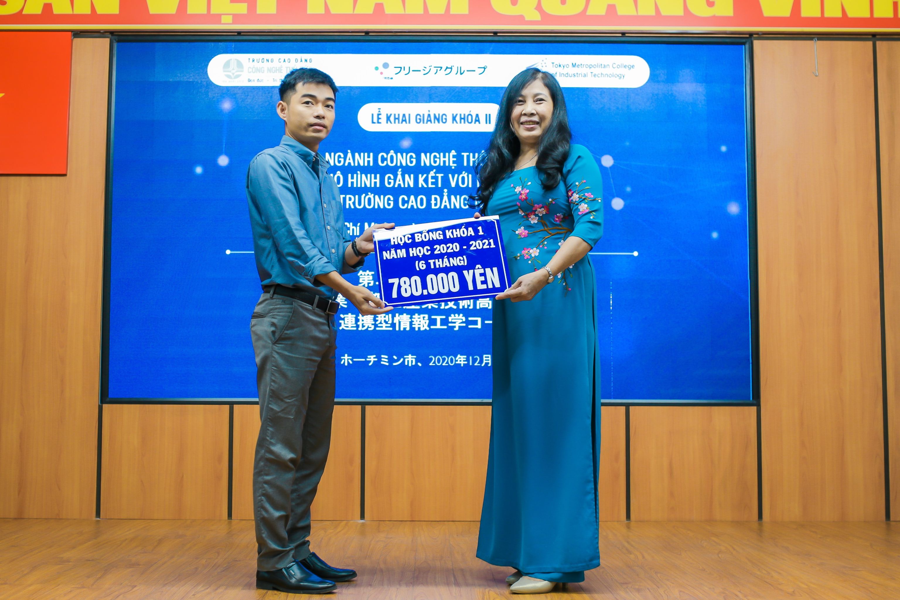 Bà Phạm Ngọc Tường nhận tượng trưng học bổng từ tập đoàn Freesia.