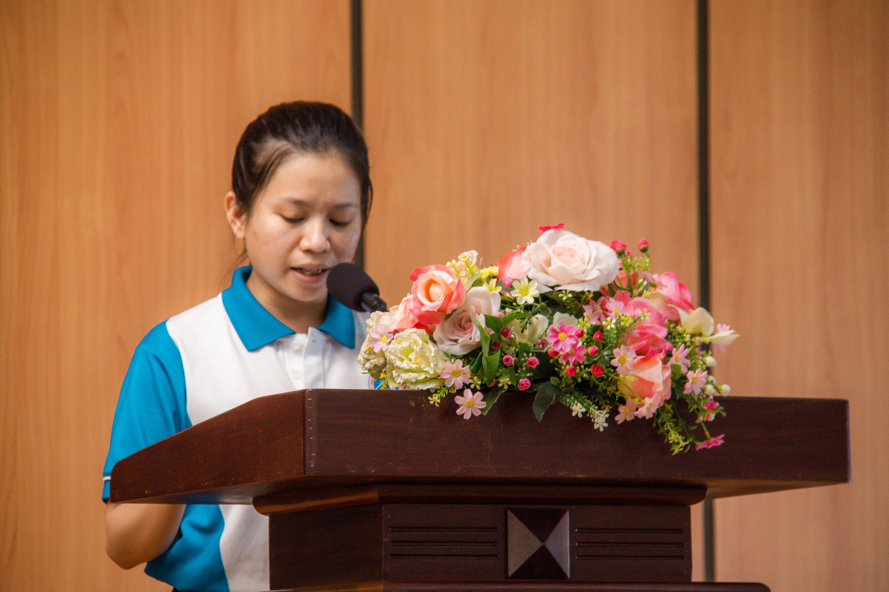 Sinh viên Phạm Thị Huỳnh Nga, đại diện cho tập thể sinh viên khóa II phát biểu trong buổi khai giảng