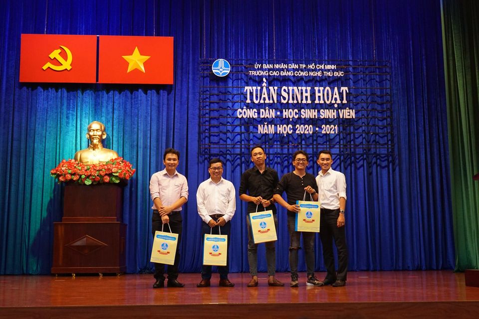 Thầy Lê Diên Tâm – Q.Trưởng Khoa Công nghệ thông tin tặng quà lưu niệm đến đại diện các doanh nghiệp