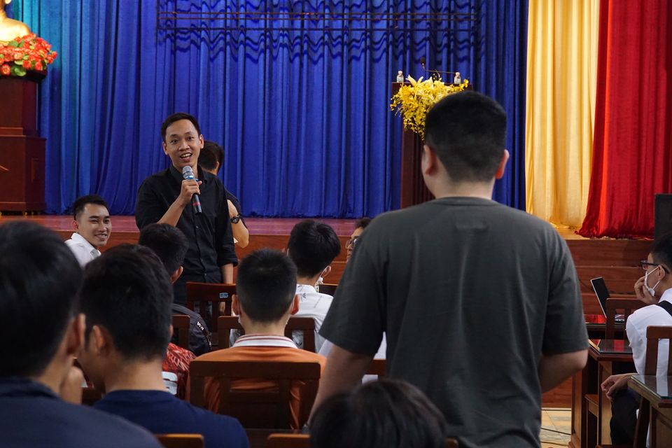 Các Tân sinh viên FIT-TDC đặt câu hỏi giao lưu với Khoa cũng như doanh nghiệp.
