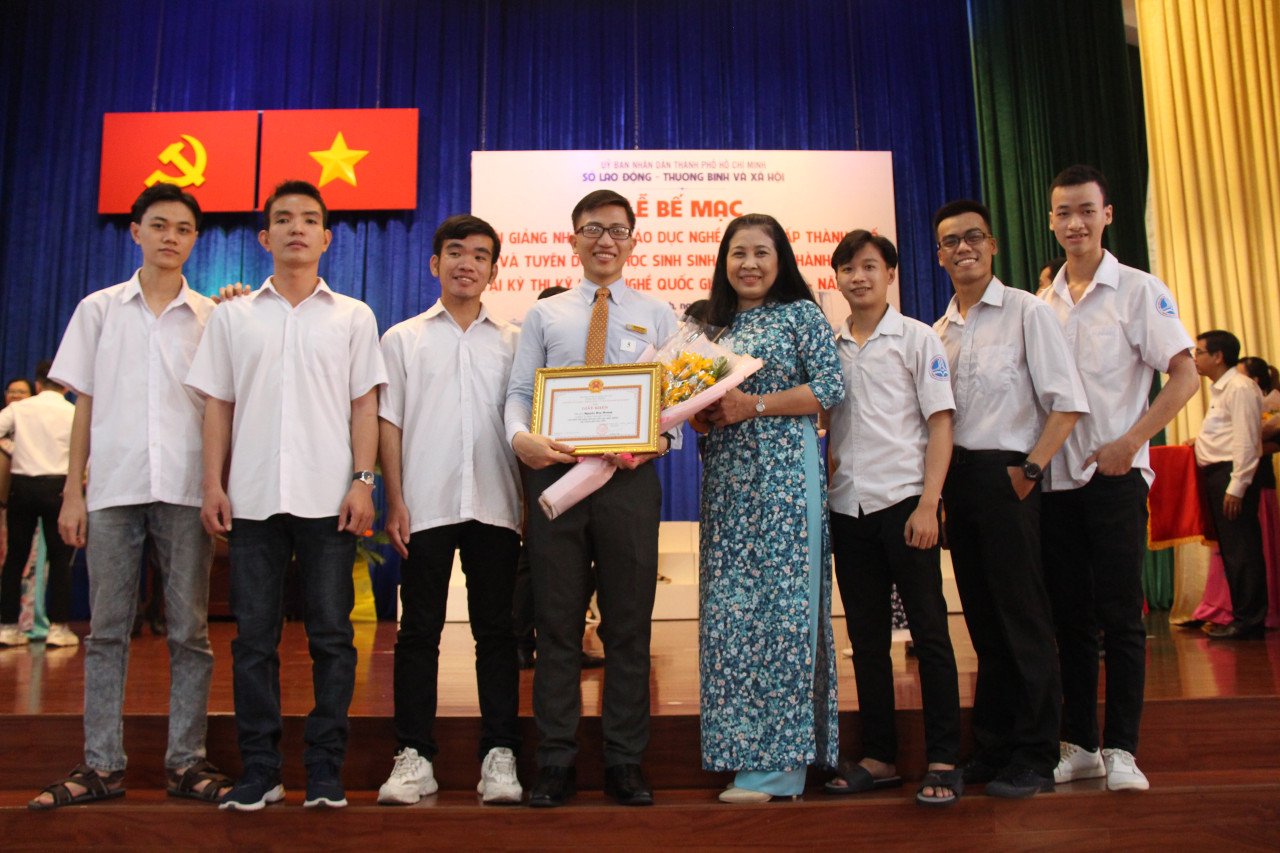 Cô Phạm Ngọc Tường - Phó hiệu trưởng phụ trách trường, Thầy Nguyễn Huy Hoàng - GV Khoa CNTT cùng các sinh viên tham gia Hội giảng chụp ảnh lưu niệm