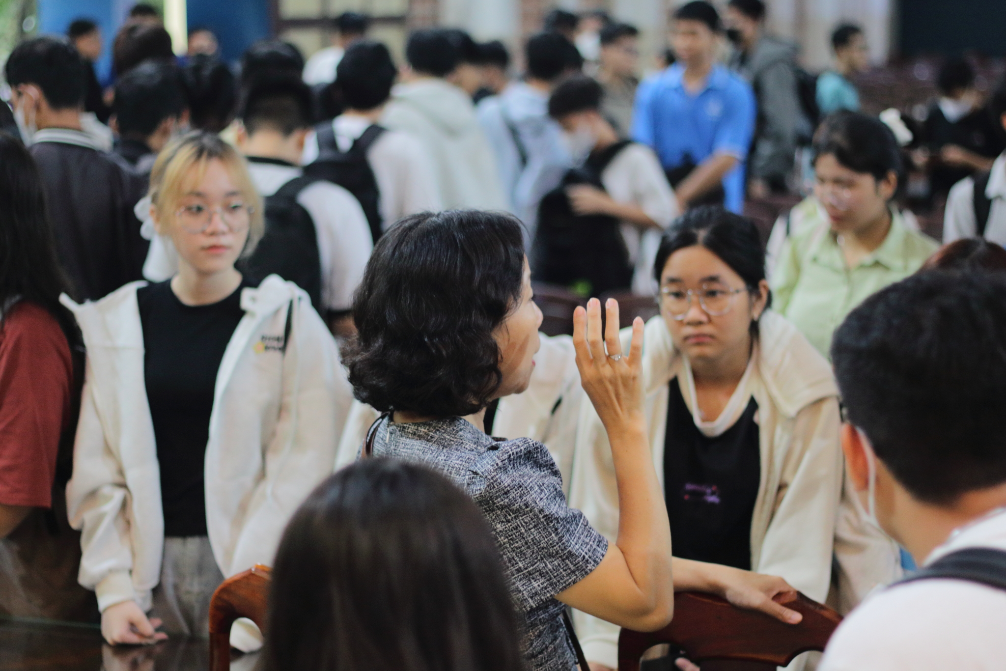 Sinh viên gặp gỡ cố vấn học tập, lắng nghe thầy cô phổ biến thông tin quan trọng để chuẩn bị tốt cho năm học mới.