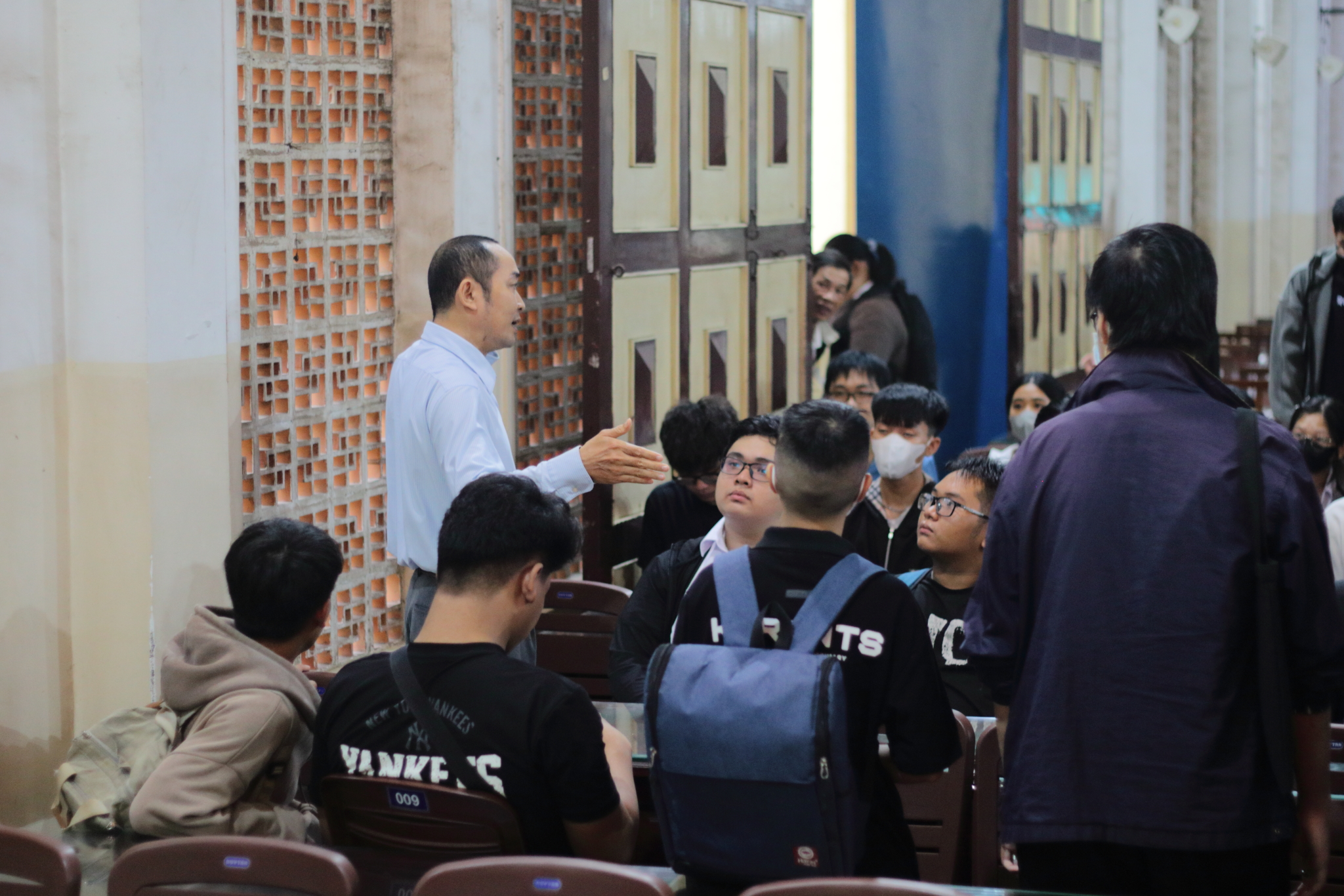 Sinh viên gặp gỡ cố vấn học tập, lắng nghe thầy cô phổ biến thông tin quan trọng để chuẩn bị tốt cho năm học mới.