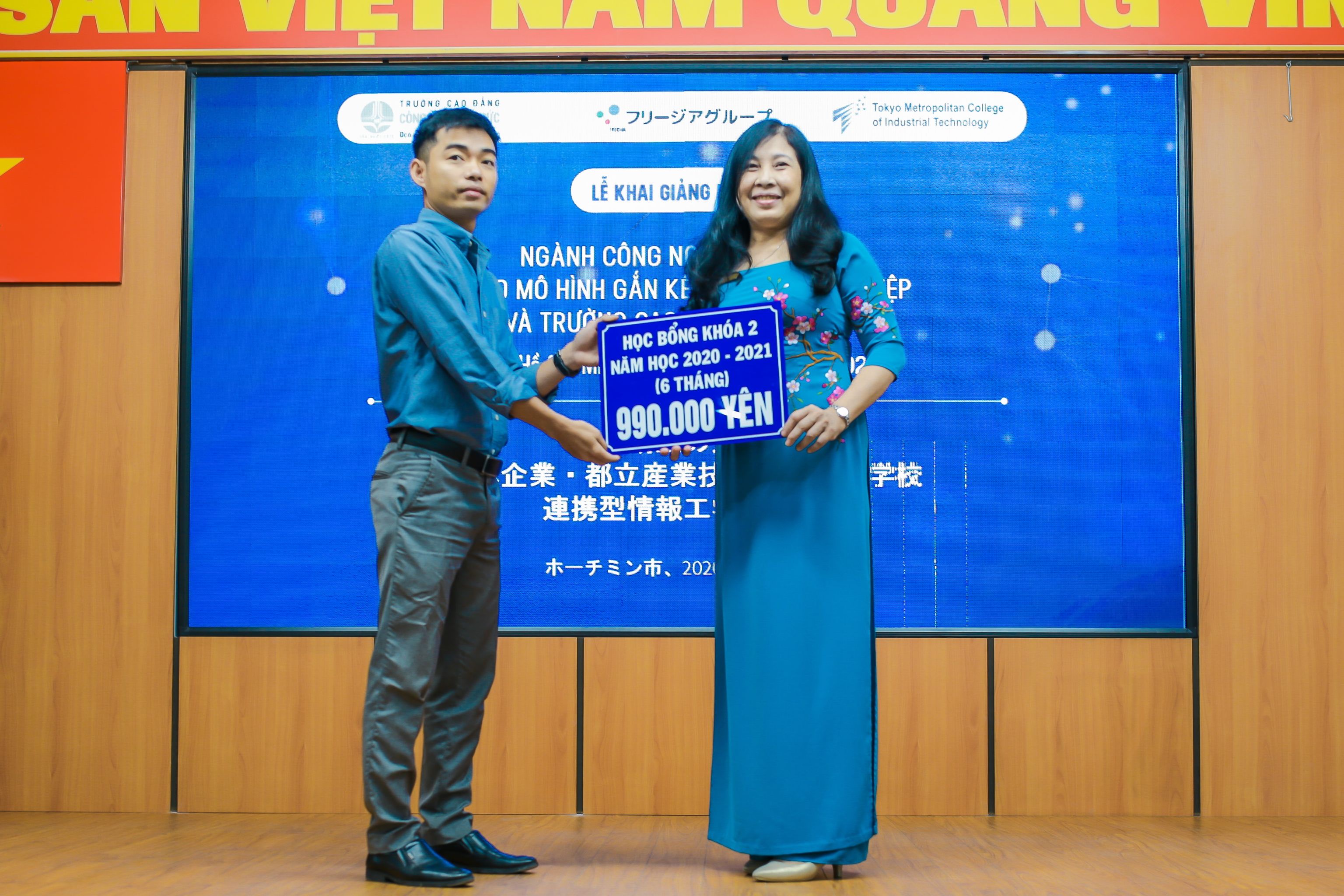Bà Phạm Ngọc Tường nhận tượng trưng học bổng từ tập đoàn Freesia.