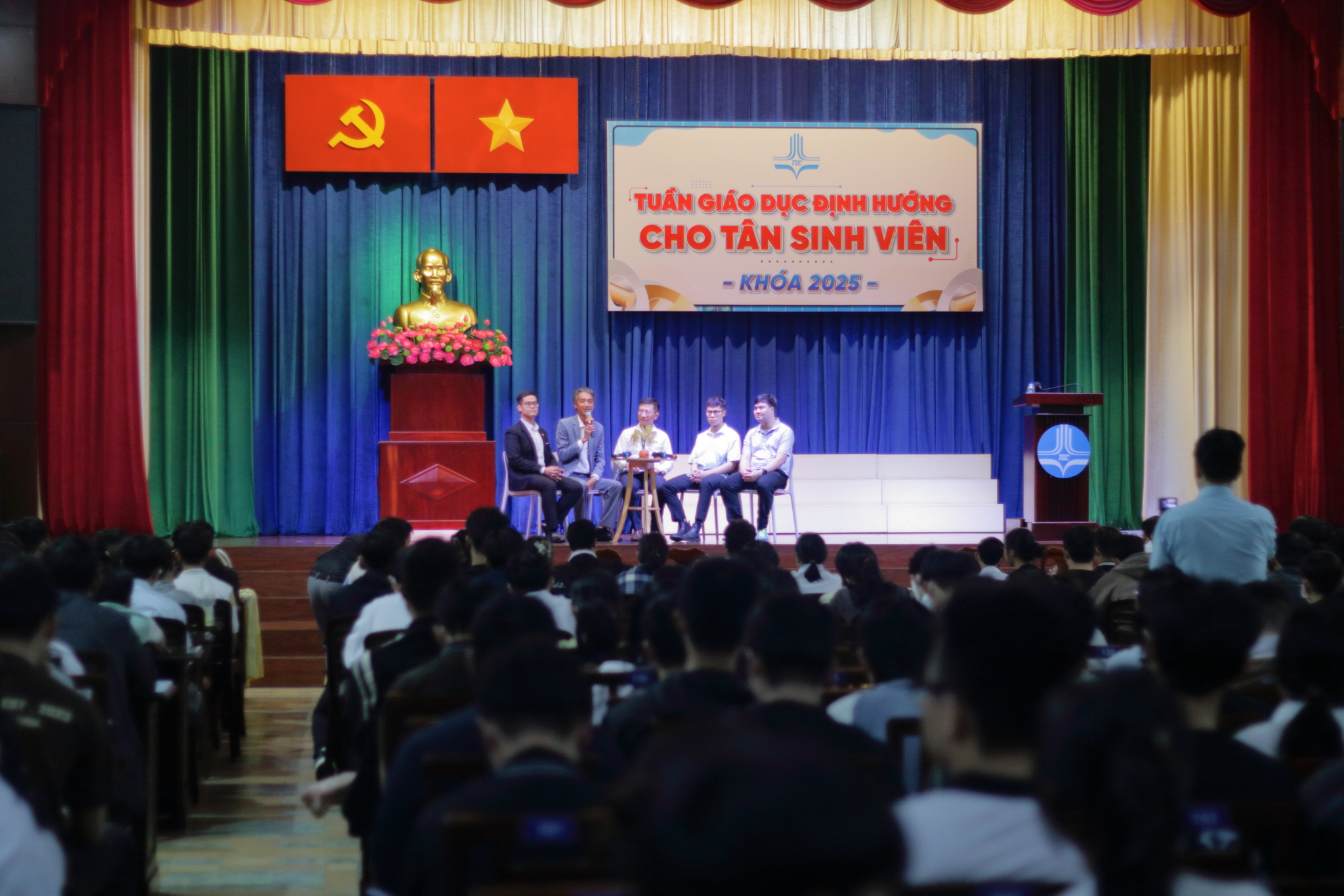 Các cựu sinh viên và doanh nghiệp giao lưu, chia sẻ kinh nghiệm cùng tân sinh viên K25 trong ngày hội chào đón tại FIT