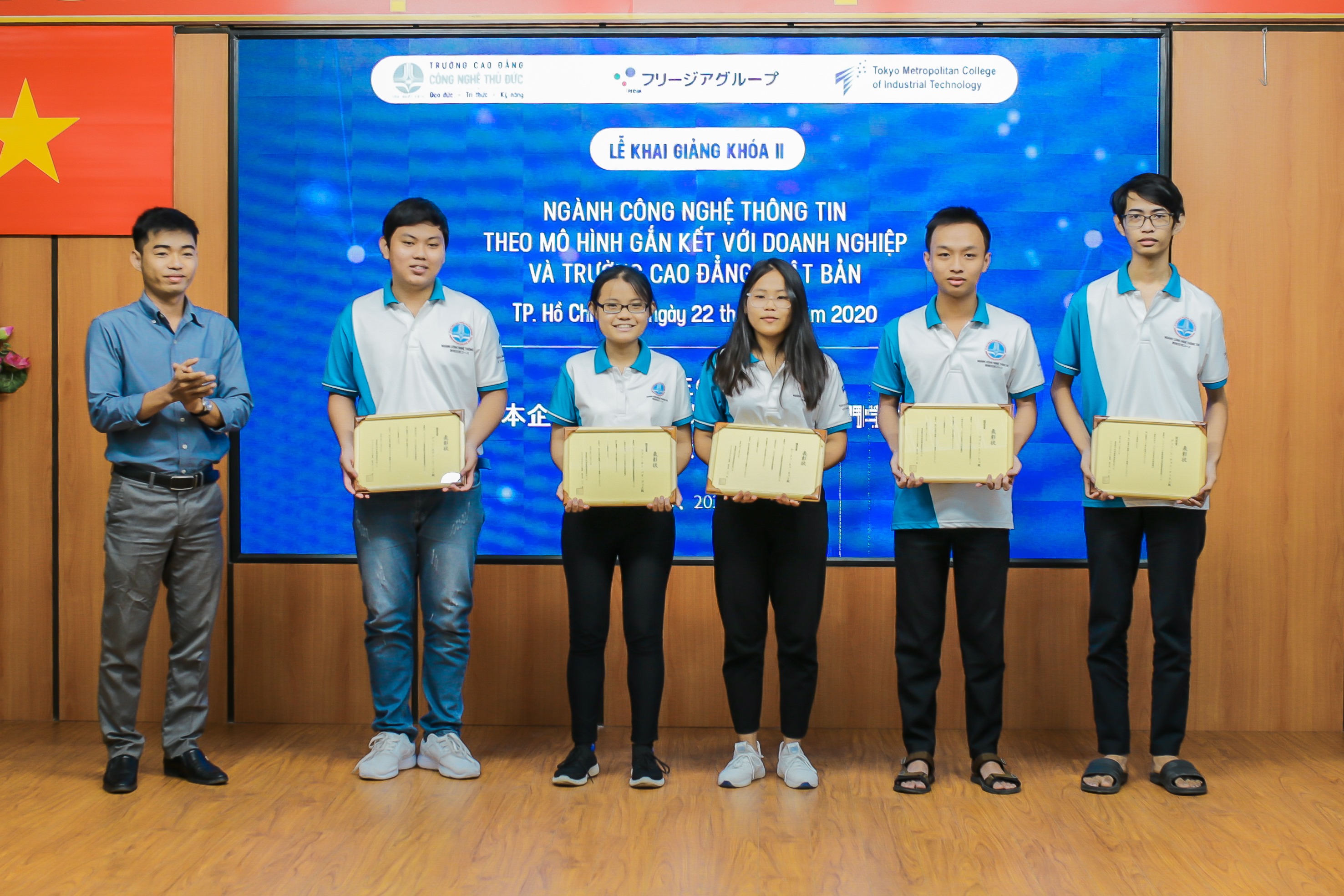Ông Nguyễn Khắc Tuân - đại diện tập đoàn Freesia trao tặng giấy khen đến 5 sinh viên có thành tích học tập tốt trong năm học