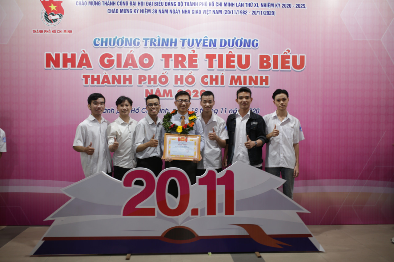 Thầy Nguyễn Huy Hoàng - GV Khoa CNTT cùng các sinh viên tham dự chụp ảnh lưu niệm