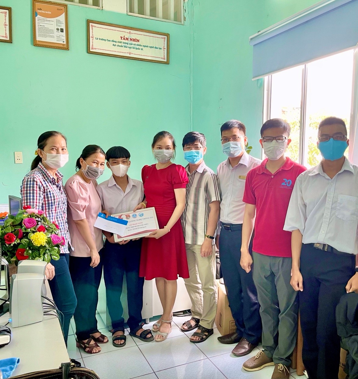 Tập thể chụp hình lưu niệm