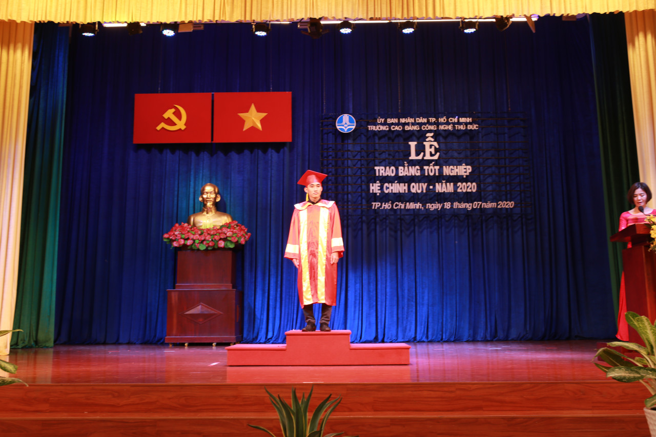Thầy Lê Diên Tâm , người cử hành nghi thức tốt nghiệp cho các bạn sinh viên tốt nghiệp đợi 1 năm 2020.