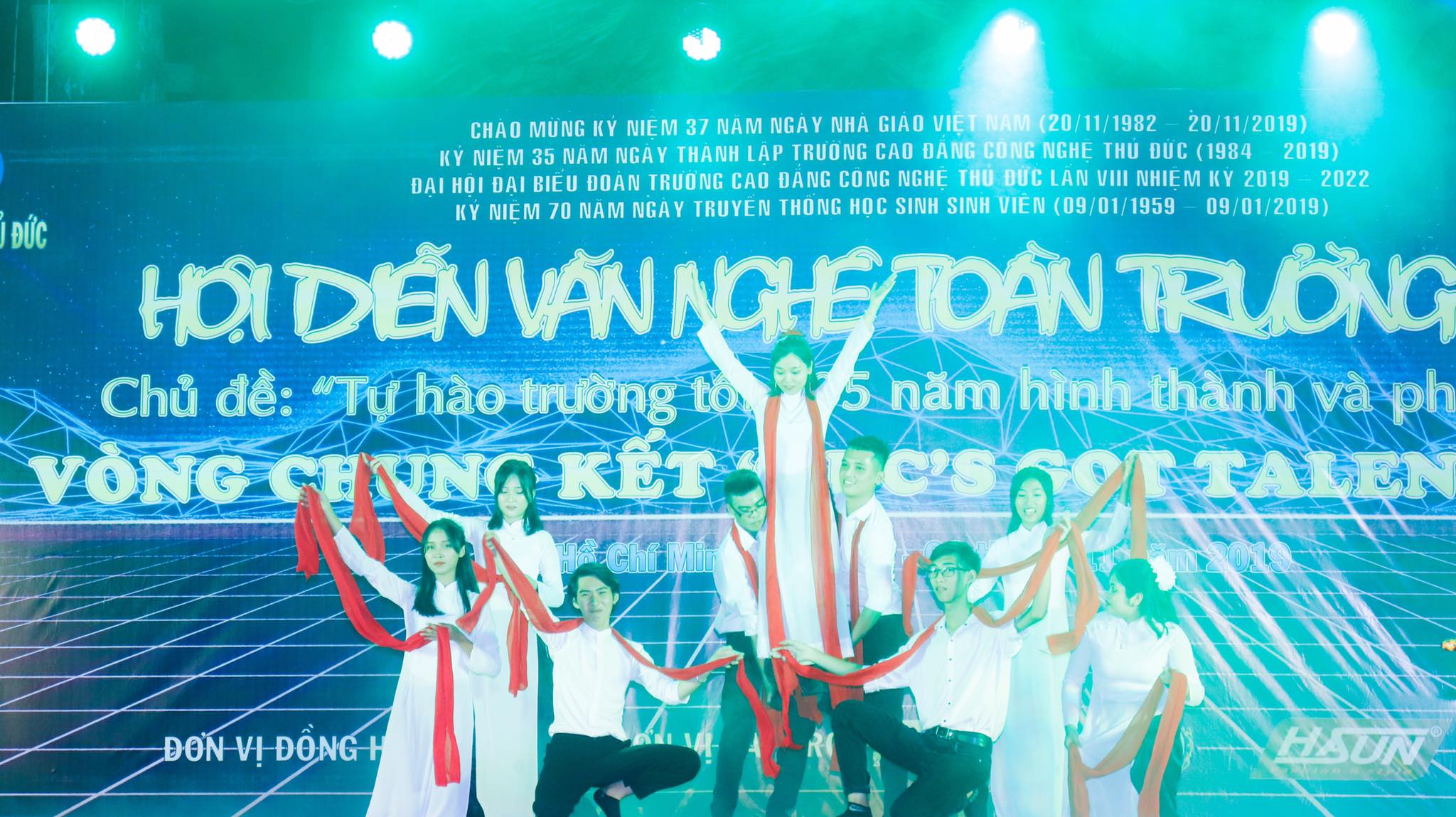 Tiết mục múa Tự Nguyện đến từ  Đội Văn Nghệ FIT-TDC