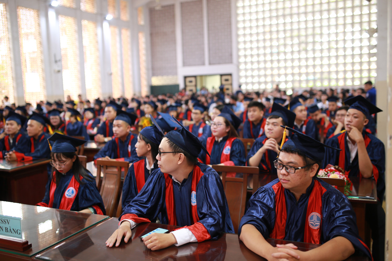 Các bạn sinh viên khoa CNTT đang chờ đợi vào háo hức buổi lễ bắt đầu.