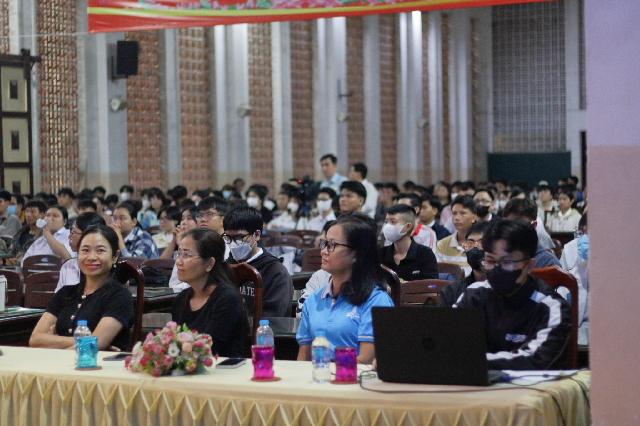 Đông đảo tân sinh viên và giảng viên tham dự chương trình
