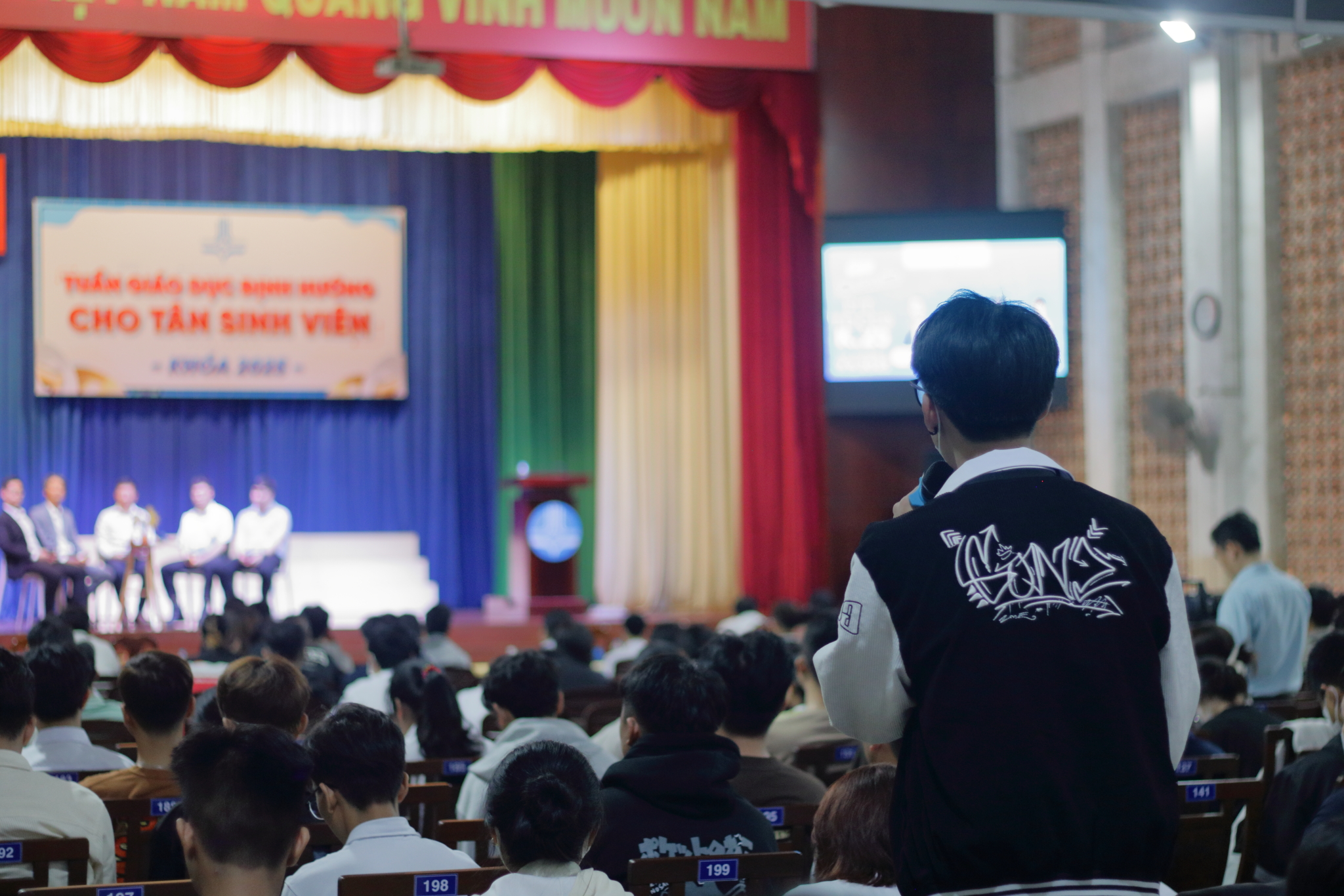 Tân sinh viên chủ động đặt câu hỏi trong buổi giao lưu