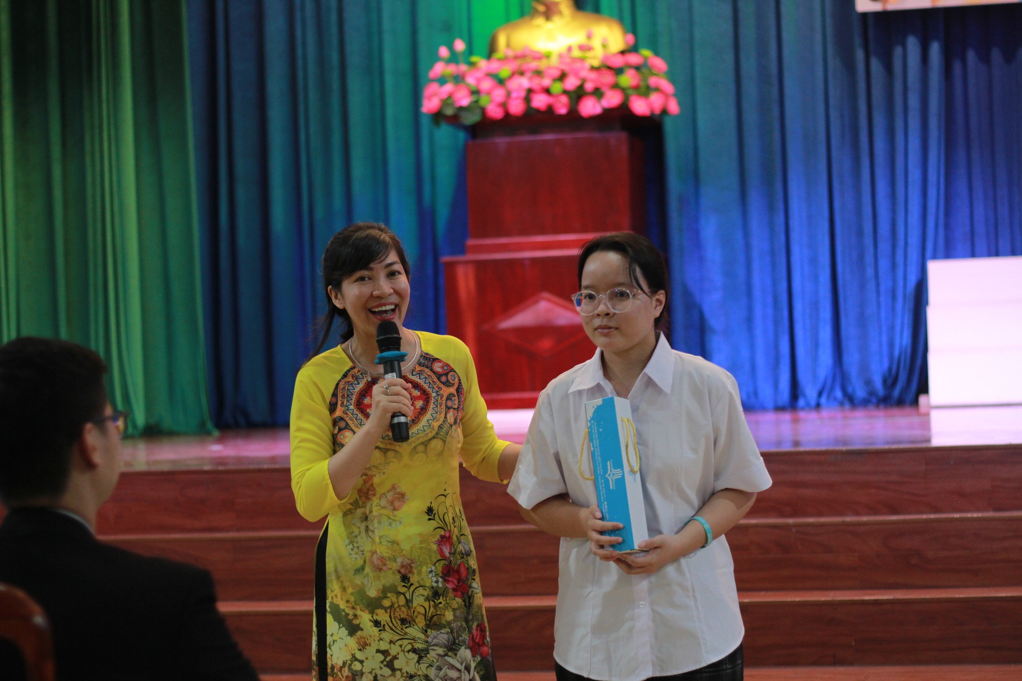 Sinh viên may mắn nhận quà từ chương trình quay số điểm danh.