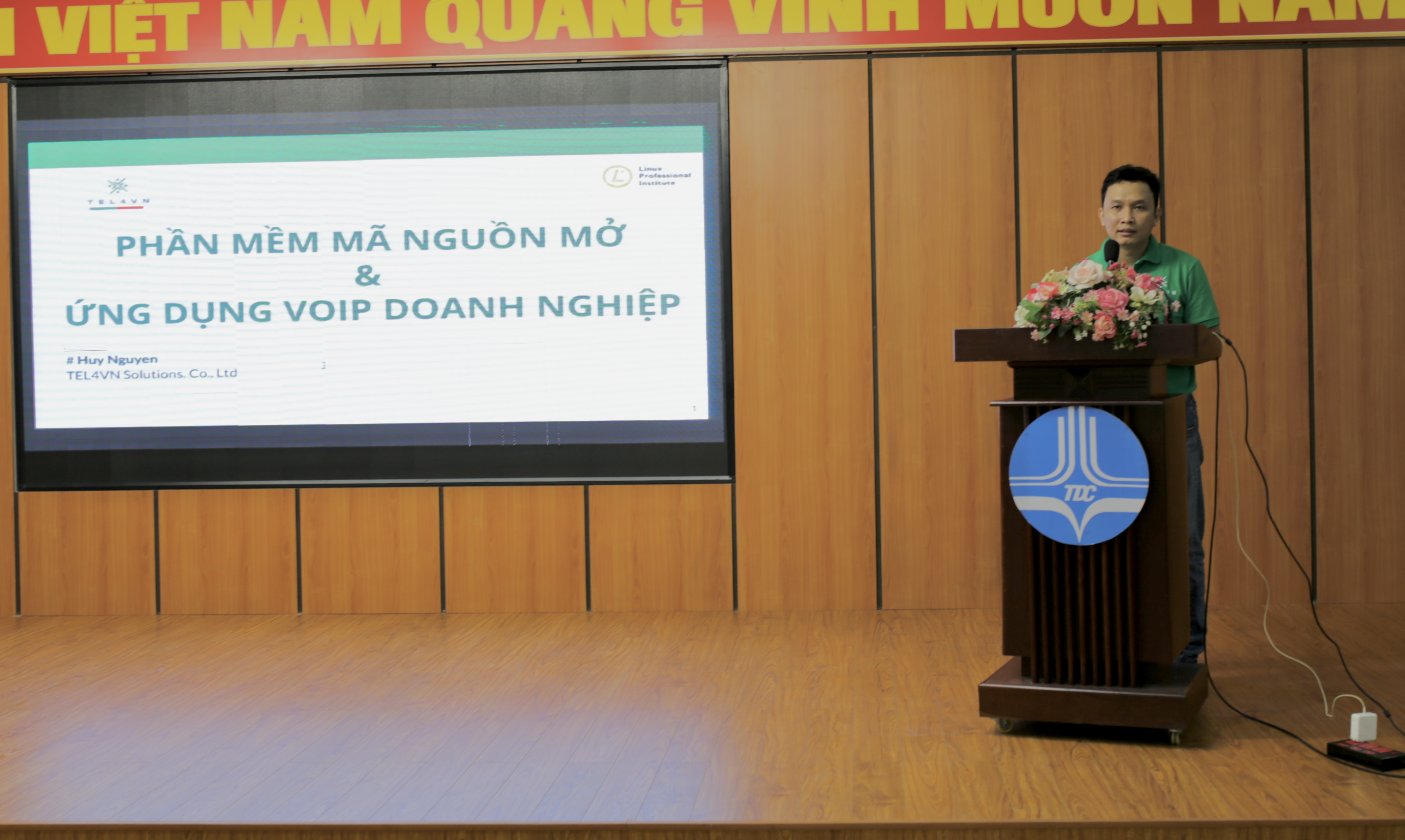 Ông Nguyễn Quốc Huy chia sẽ cho sv