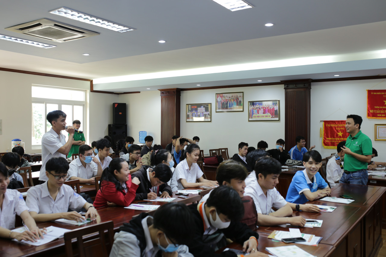 Sinh viên đặt câu hỏi giao lưu