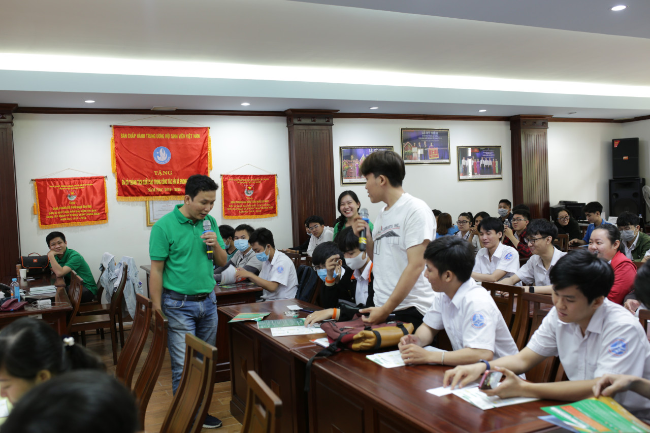 Sinh viên đặt câu hỏi giao lưu