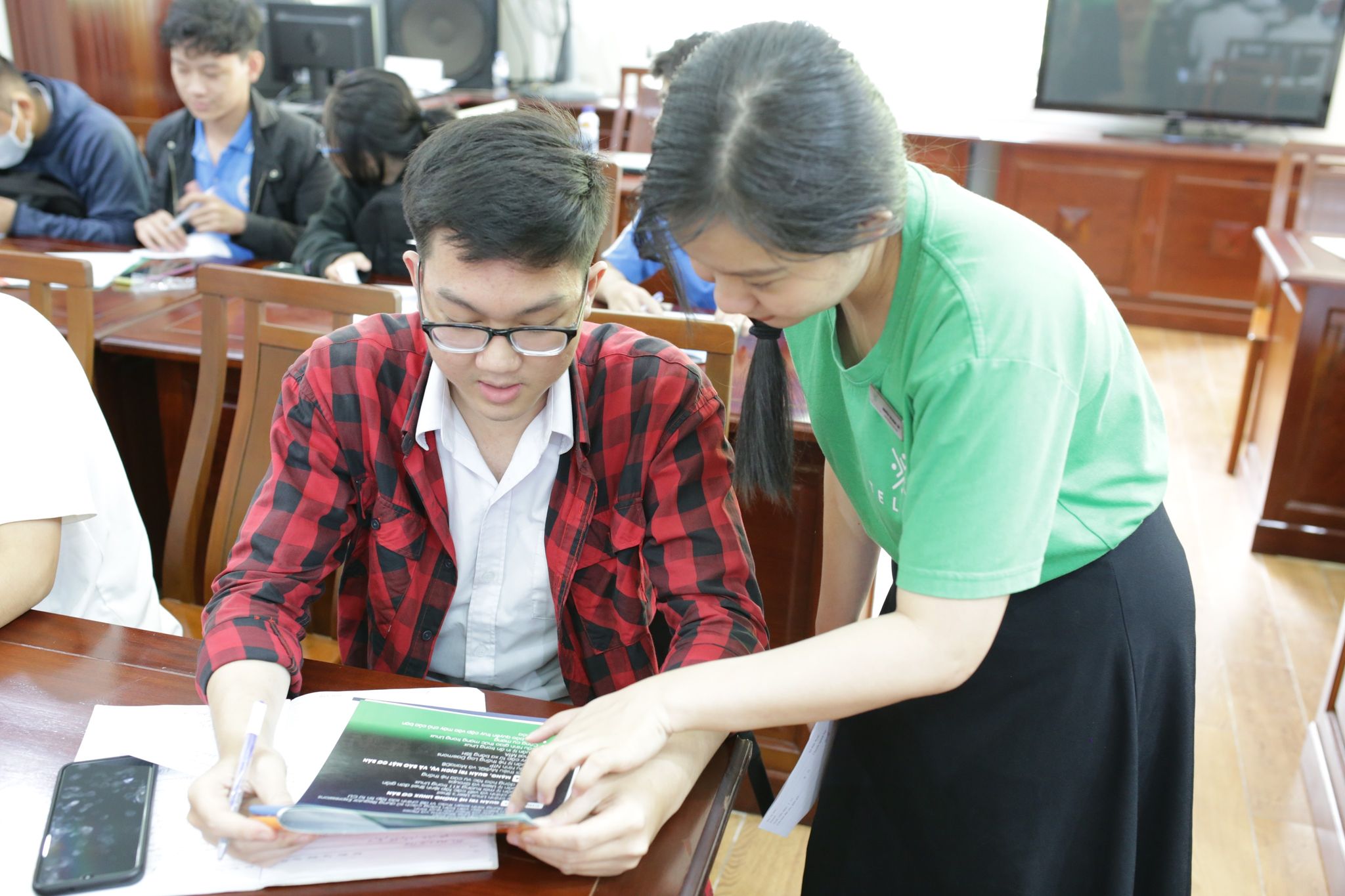 Các bạn chuyên viên giúp các bạn sv trong buổi Workshop