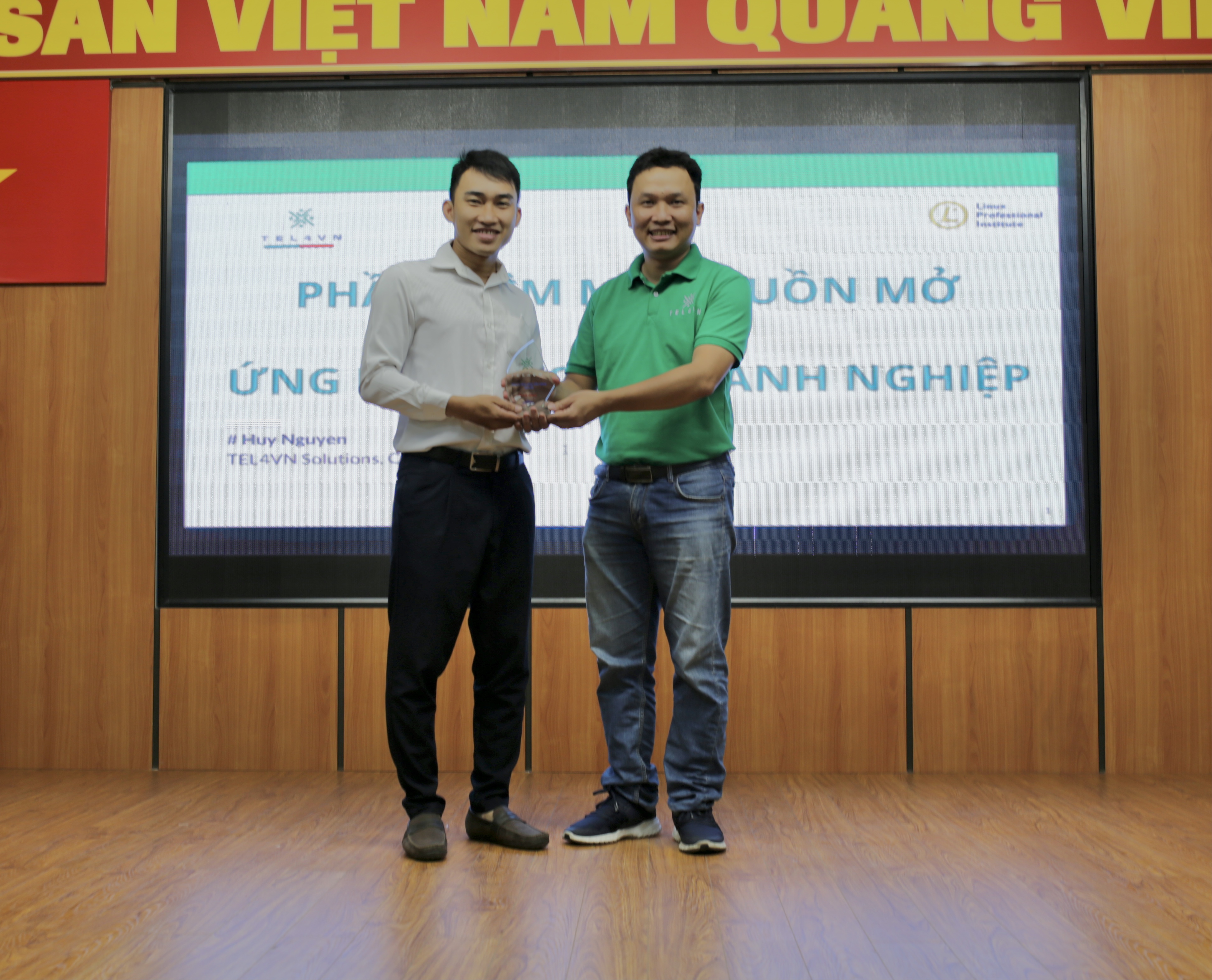 Ông Nguyên Quốc Huy trao quà lưu niệm