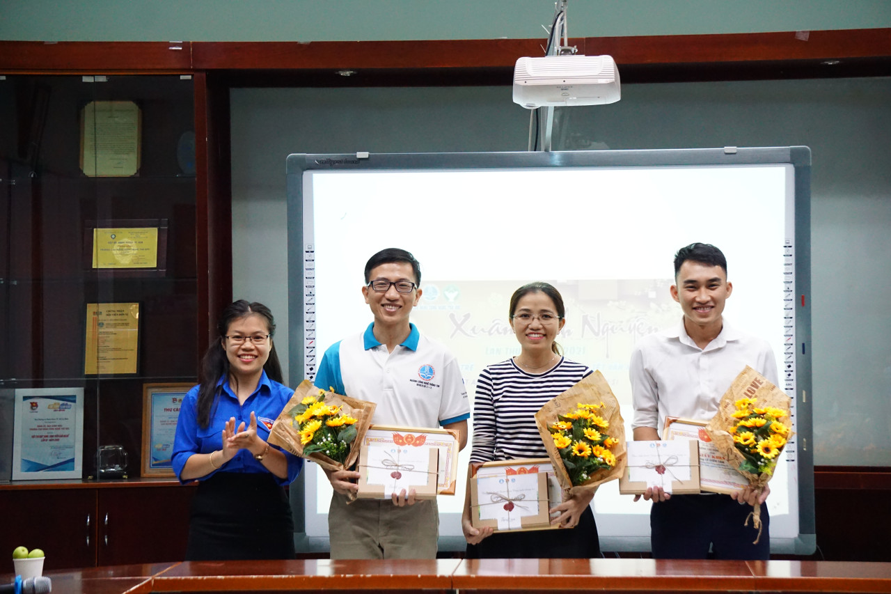 Đ/c Lê Thị Kim Thanh trao khen thưởng cho các thầy/cô