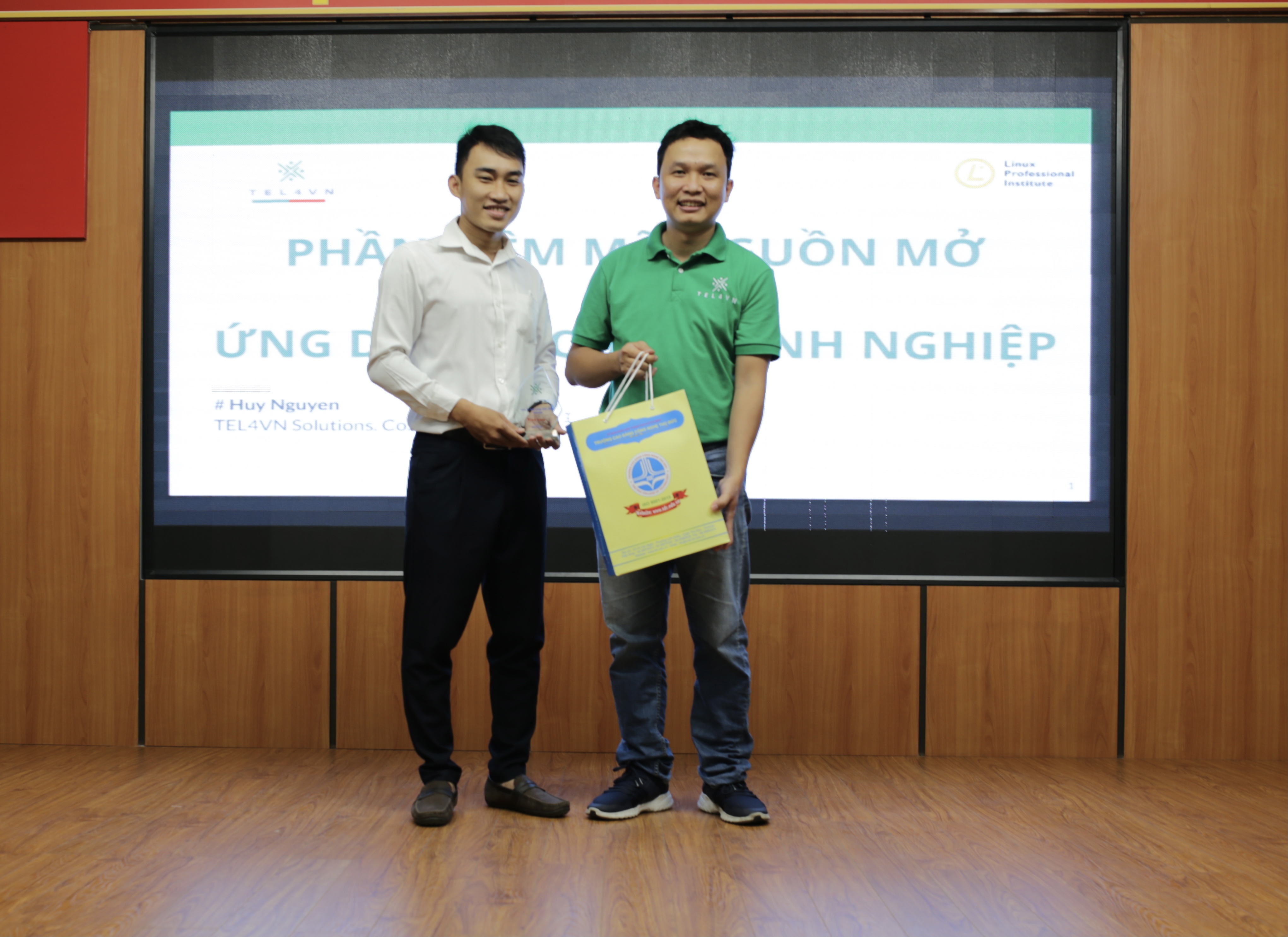 Thầy Lê Diên Tâm gửi lời cảm ơn đến công ty Tel4VN