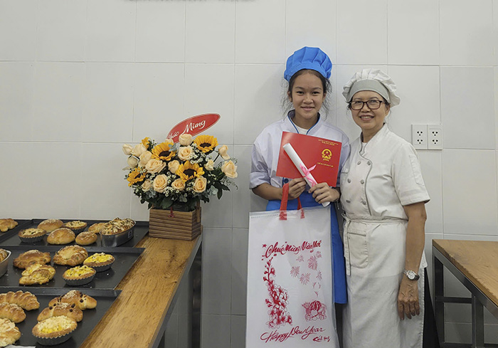 Cô Trương Kim Qúy – Giảng viên phụ trách lớp trao chứng nhận cho các học viên