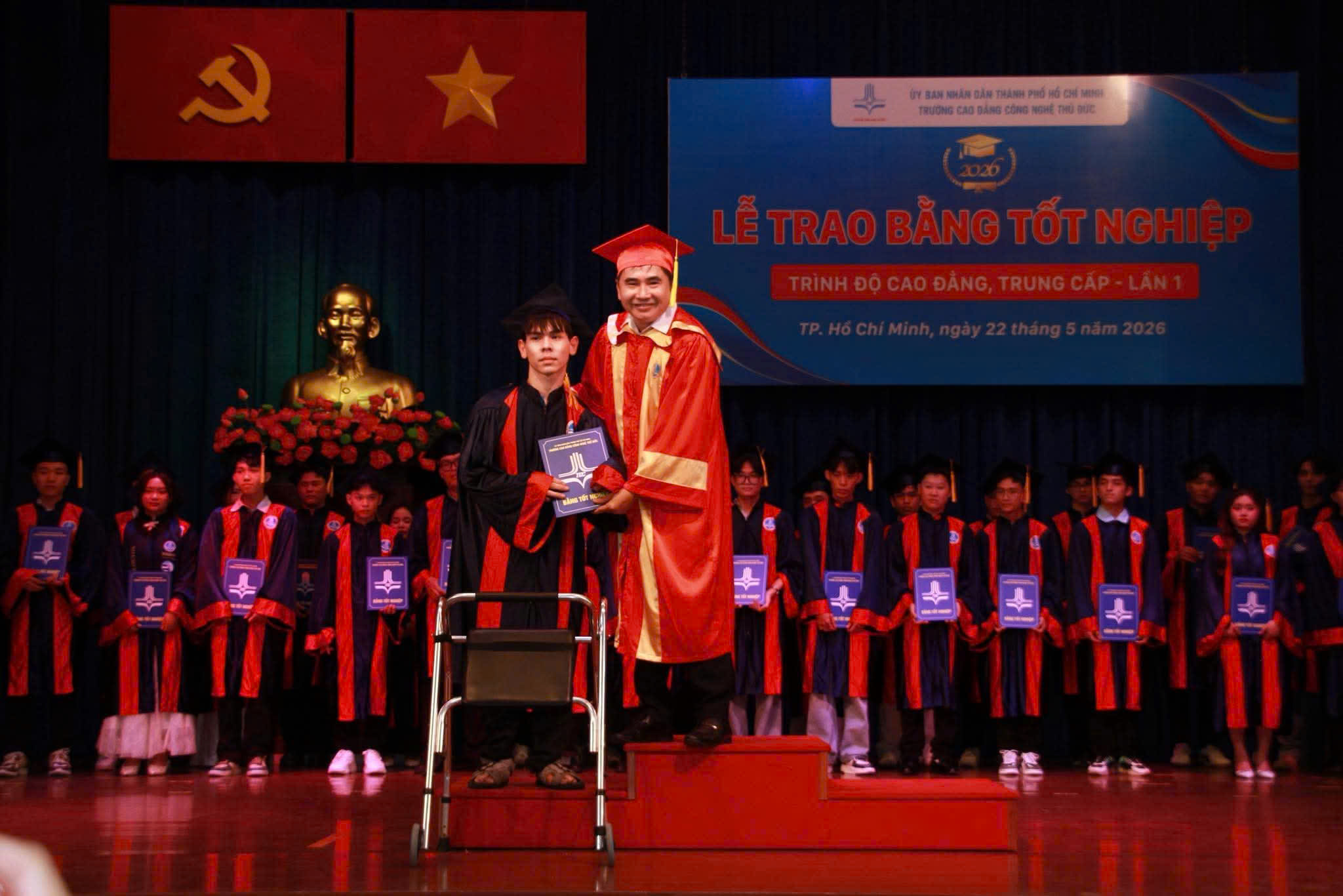 Thầy Võ Thành Trung - Trưởng Khoa Khoa CNTT trao bằng tốt nghiệp cho Sinh viên Trần Tân Tiến